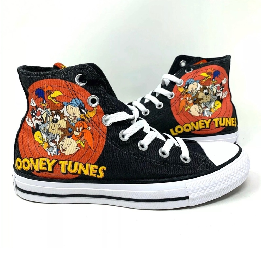 Women’s 7 or men’s 5 converse looney tunes shoes
